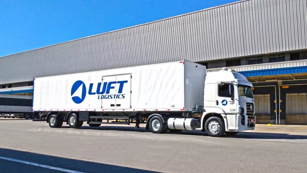 A foto mostra uma carreta da Luft Logistics