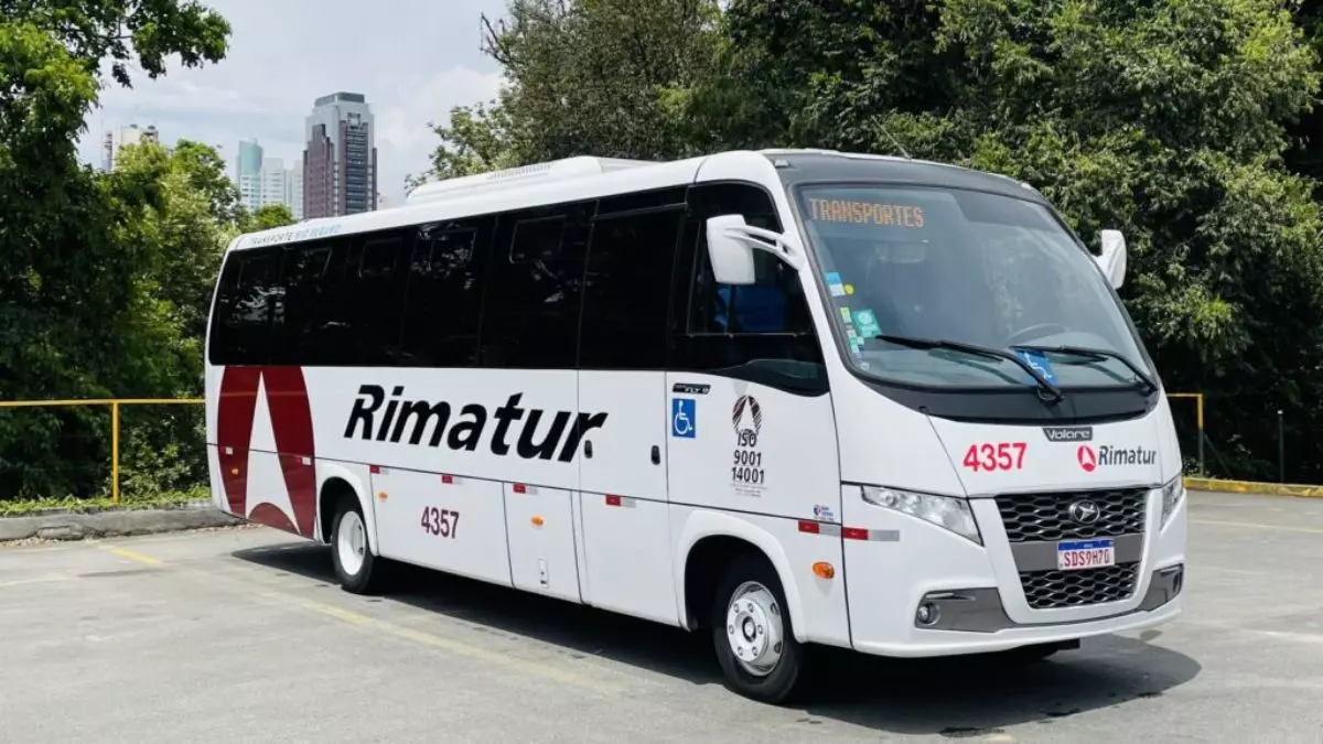 A foto mostra um micro-ônibus da Rimatur