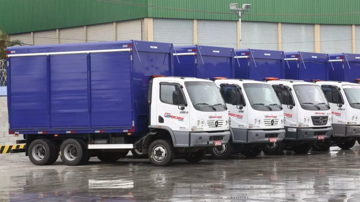 A foto mostra uma frota de caminhões da Coopercarga