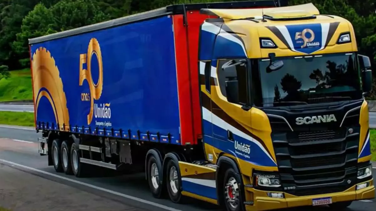 A foto mostra uma carreta da Unidão Transportes