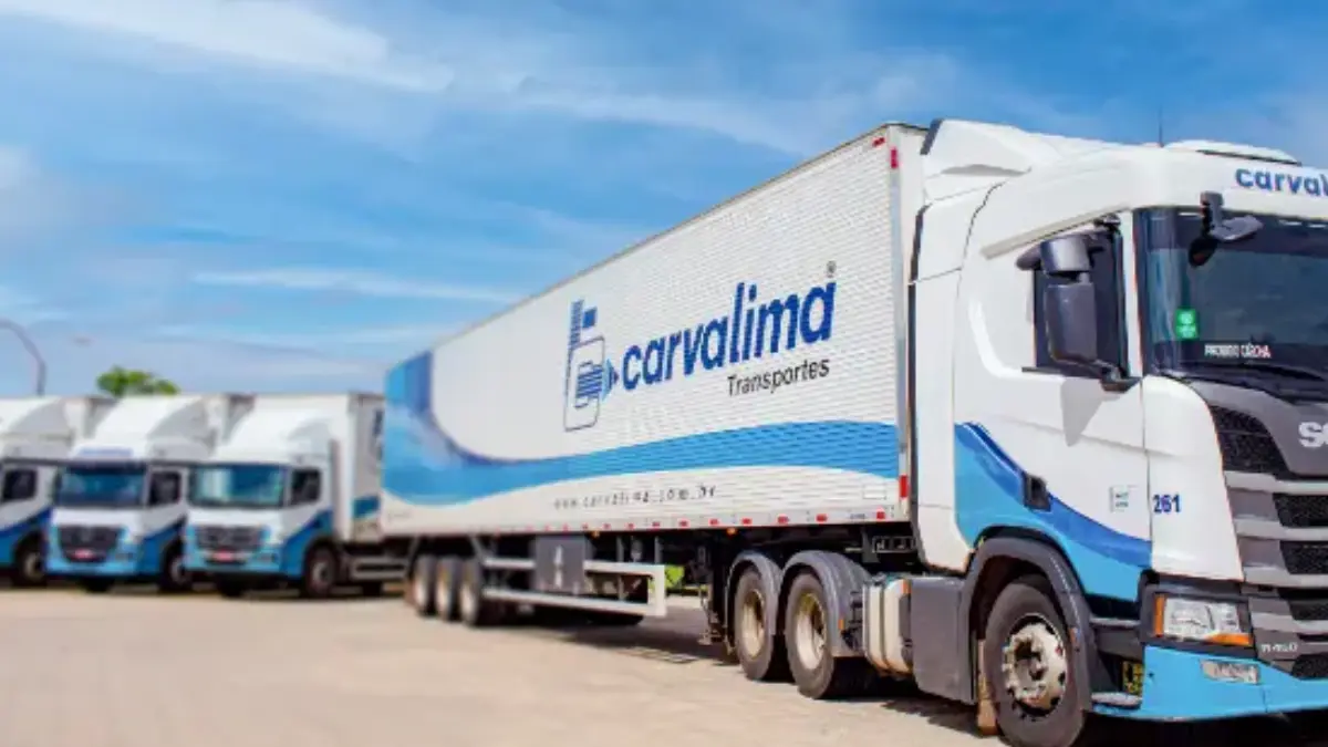 Frota de caminhão da empresa Carvalima Transportes