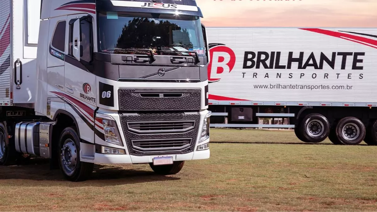 A foto mostra uma carreta da Brilhante Transportes