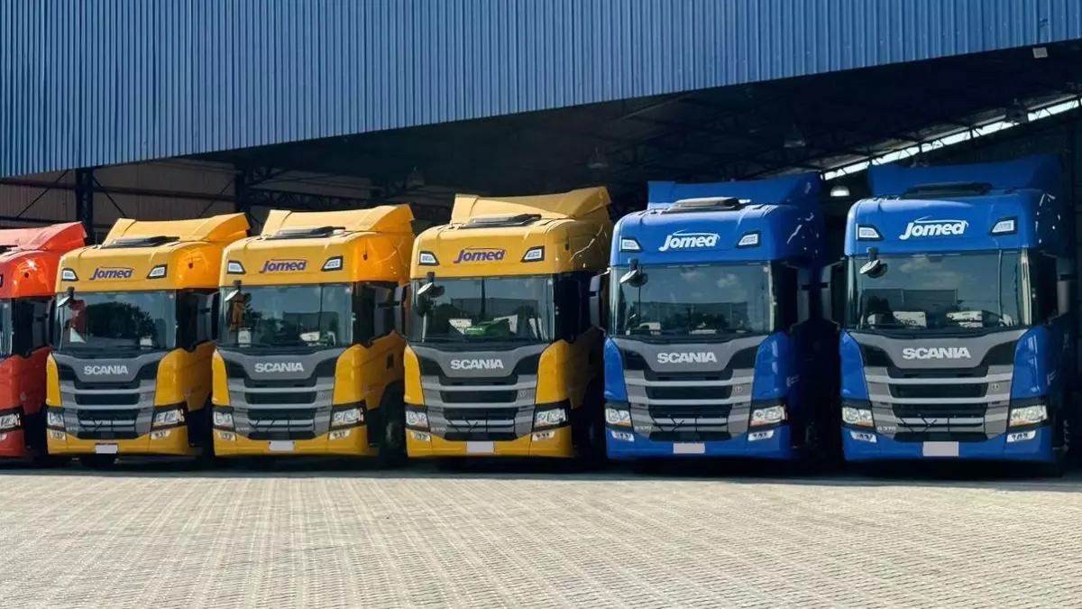 A foto mostra uma frota de carretas da Jomed Transportes