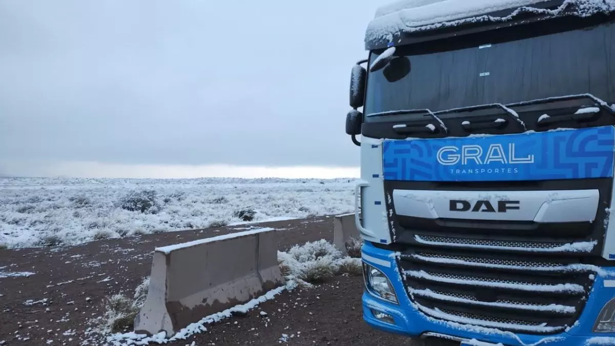 A foto mostra uma carreta da Transportes Gral