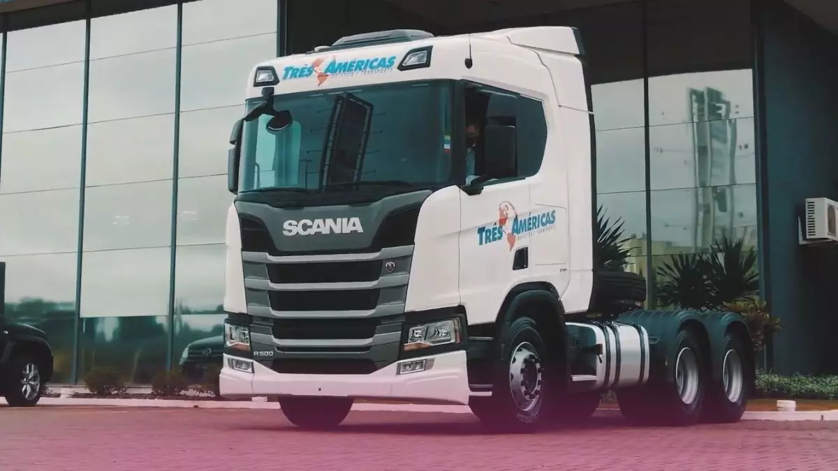 A foto mostra um caminhão da Três Américas Logística e Transportes