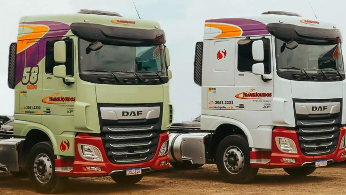 A foto mostra dois caminhões da Translíquidos