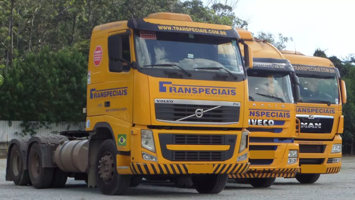 A foto mostra uma frota de caminhões da Transpeciais
