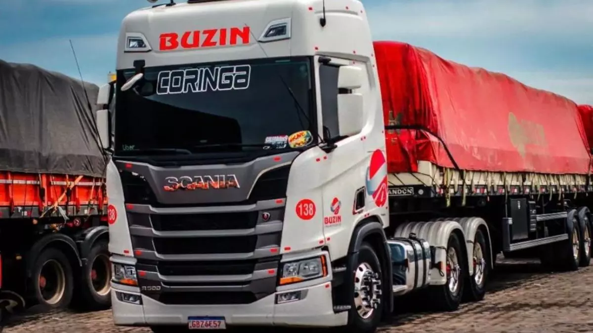 A foto mostra uma carreta da Buzin Transportes