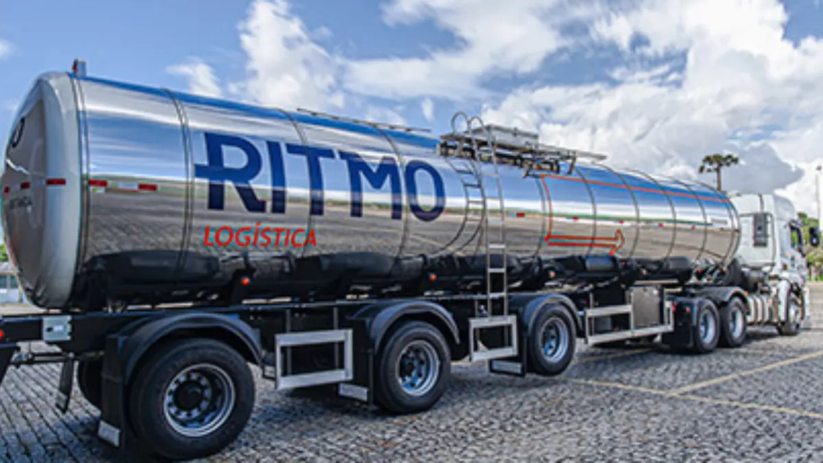 Caminhão tanque da empresa Ritmo Logística