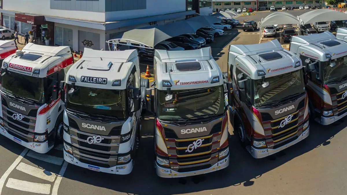 Frota da caminhão da empresa Transpanorama Transportes