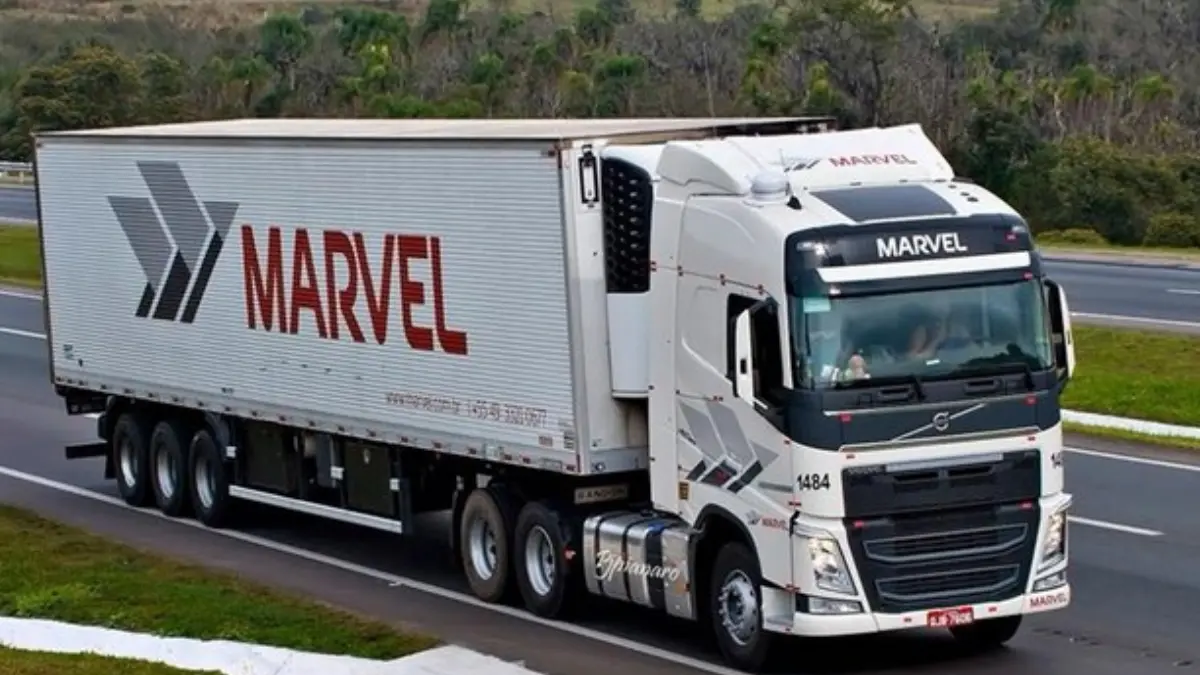 Caminhão da frota da empresa Marvel Transportes
