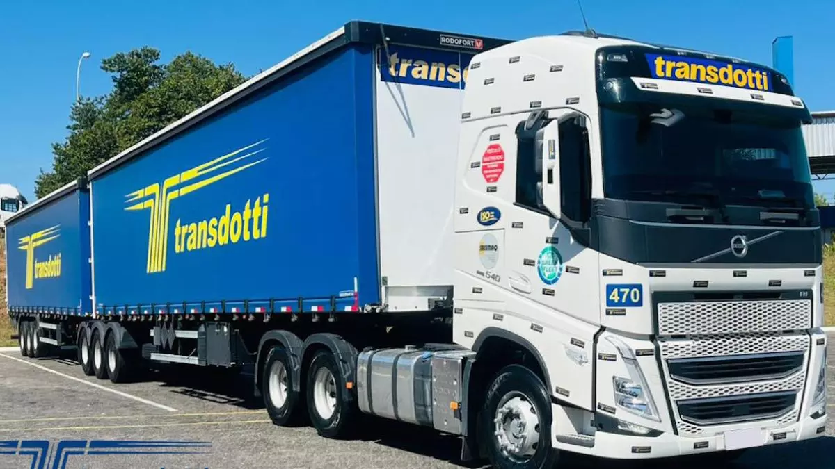 A foto mostra uma carreta da Transdotti