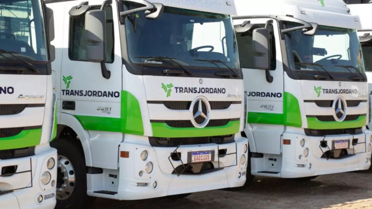 A foto mostra uma frota de caminhões da Transjordano