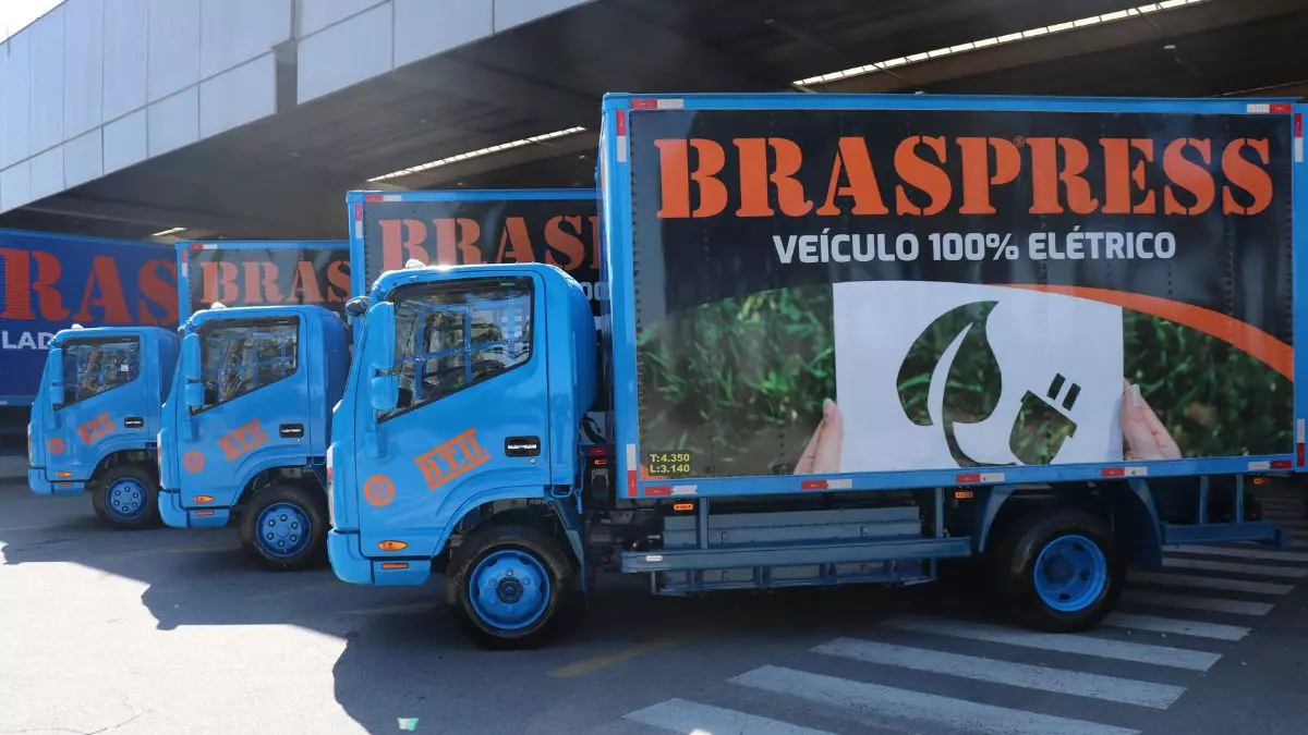 A foto mostra uma frota de caminhões da Braspress