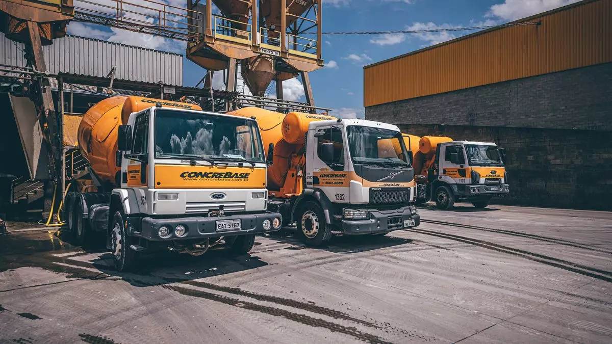 A foto mostra uma frota de caminhões da Concrebase