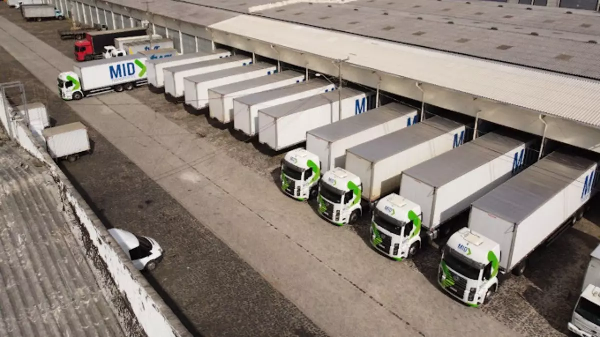 A foto mostra uma frota de caminhões da MID Transportes