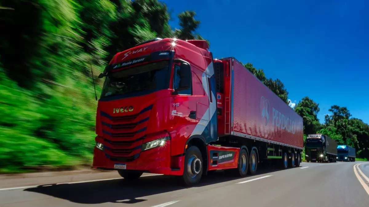 A foto mostra duas carretas da Rodoviário Monte Sereno