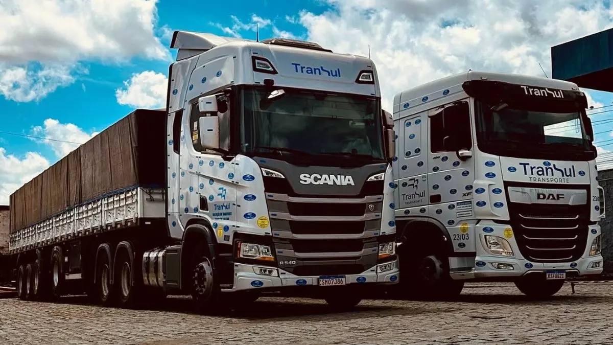 A foto mostra duas carretas da Transul Transporte