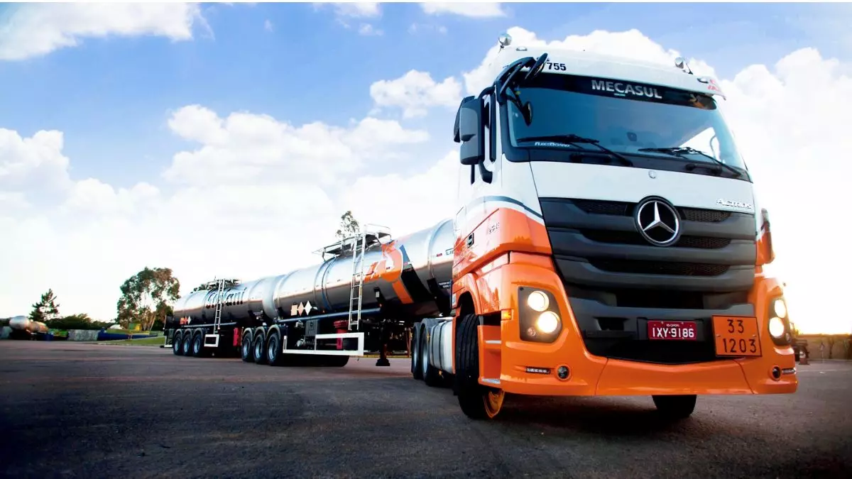 A foto mostra uma carreta da Stefani Transporte