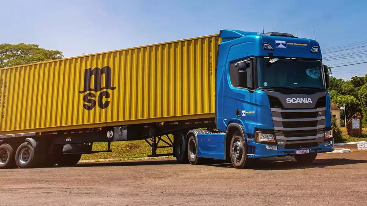 A foto mostra uma carreta da Modal Transportes