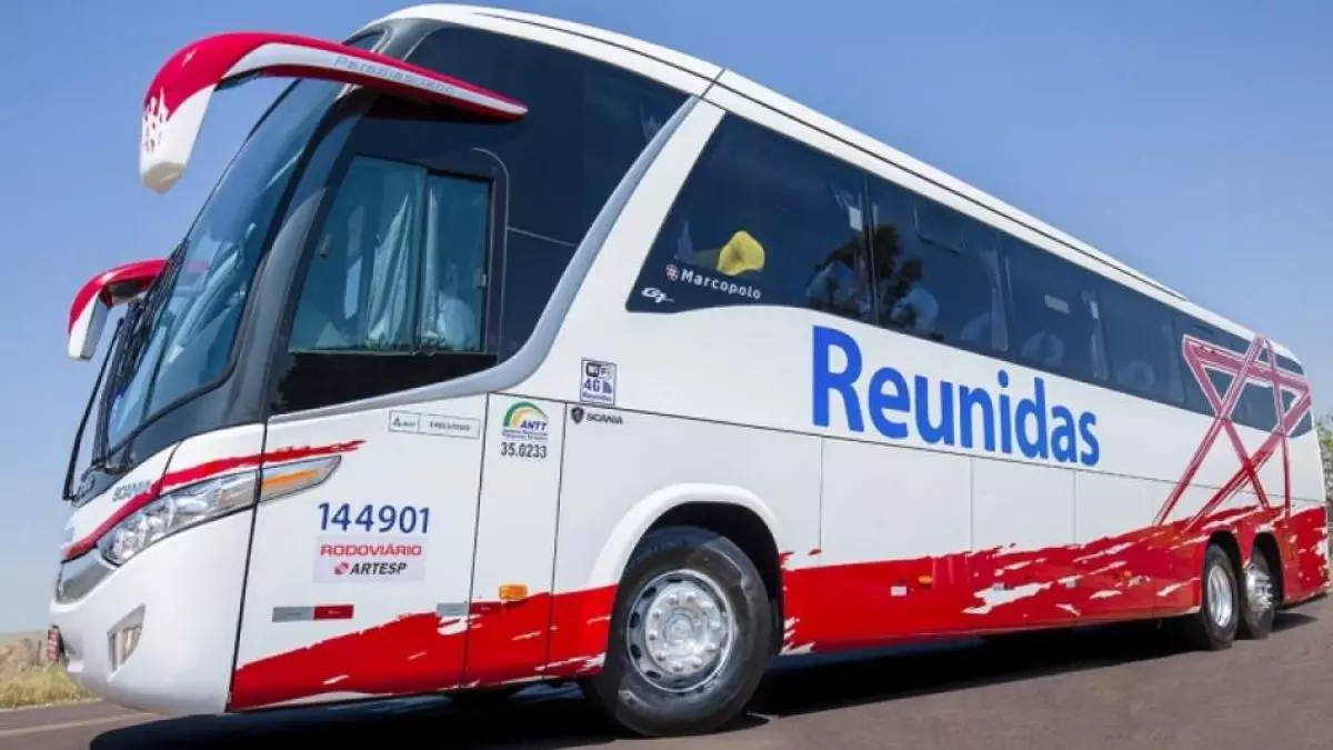 A foto mostra um ônibus rodoviário da Reunidas Paulista