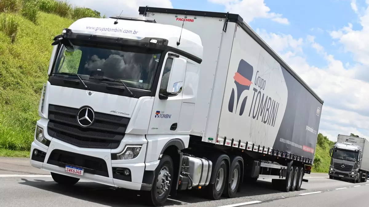 A foto mostra uma carreta do Grupo Tombini