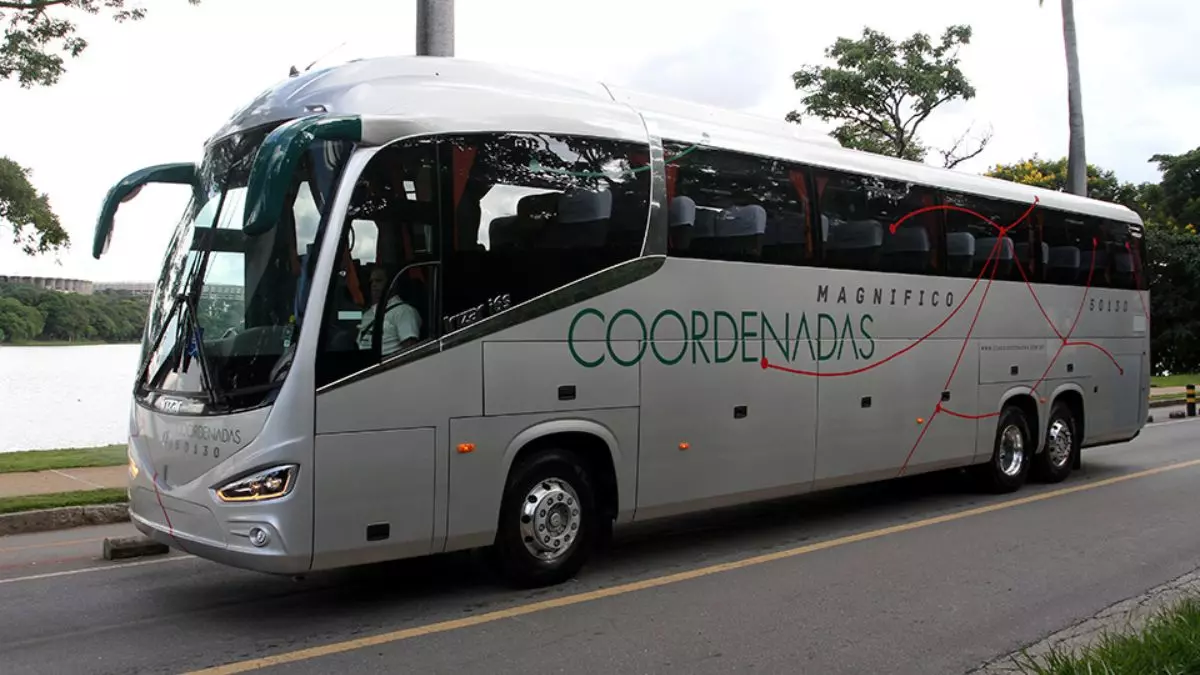 A foto mostra um ônibus da Cia Coordenadas