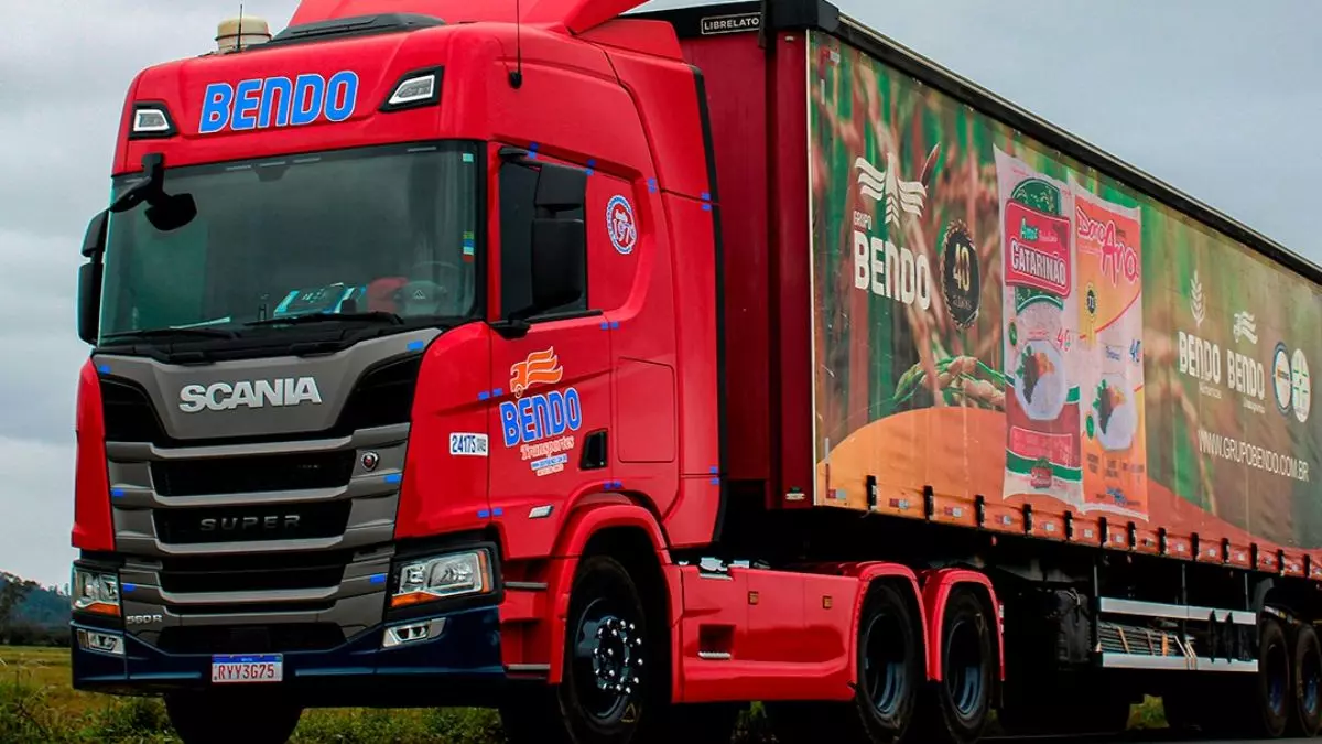 A foto mostra uma carreta da Bendo Transportes