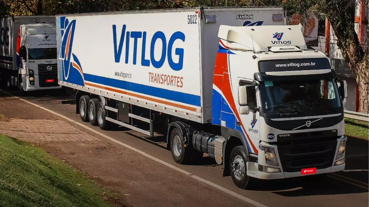 A foto mostra uma carreta da Vitlog Transportes
