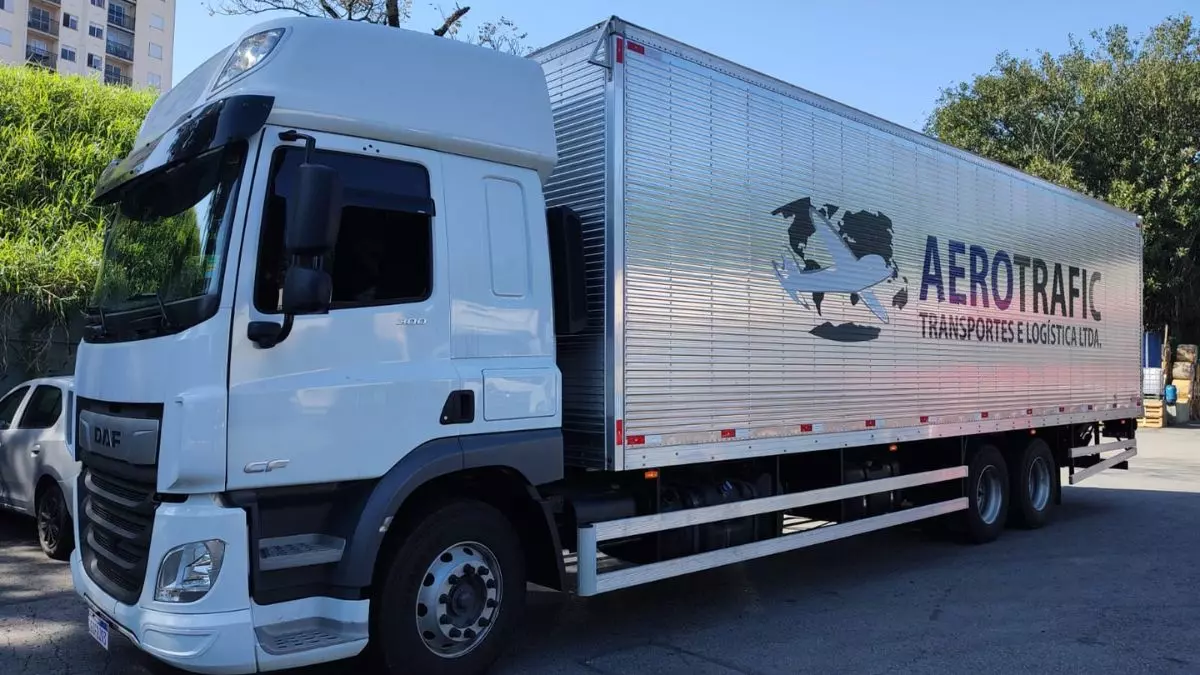 A foto mostra um truck da Aerotrafic Transportes