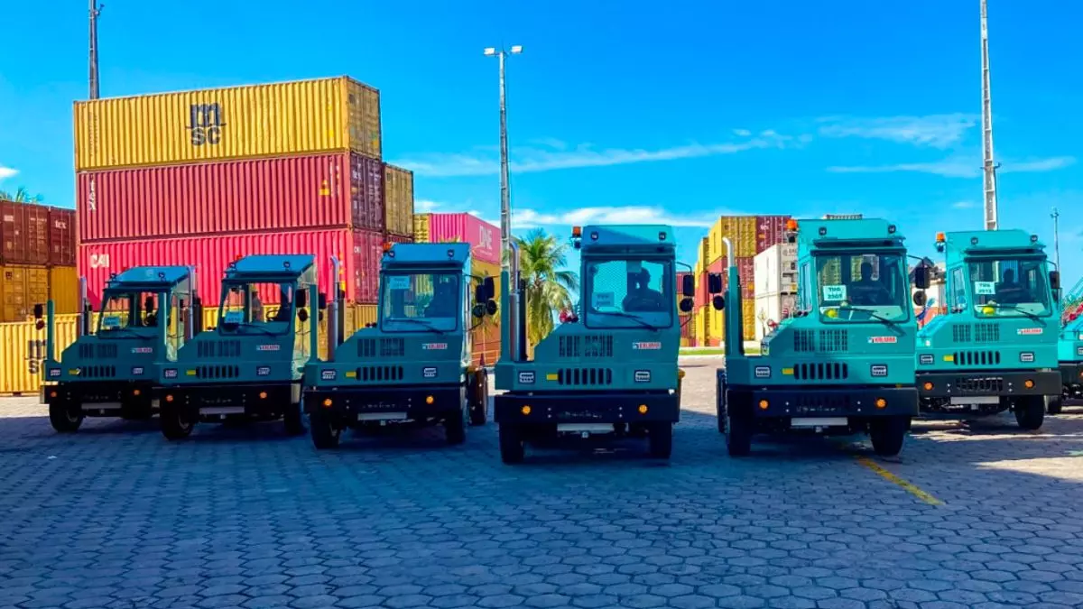 A foto mostra uma frota de carretas da Super Terminais