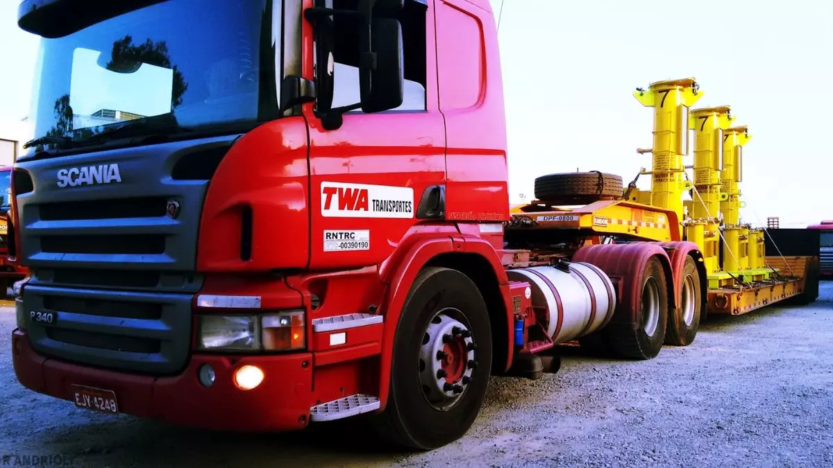 A foto mostra uma carreta da TWA Transportes
