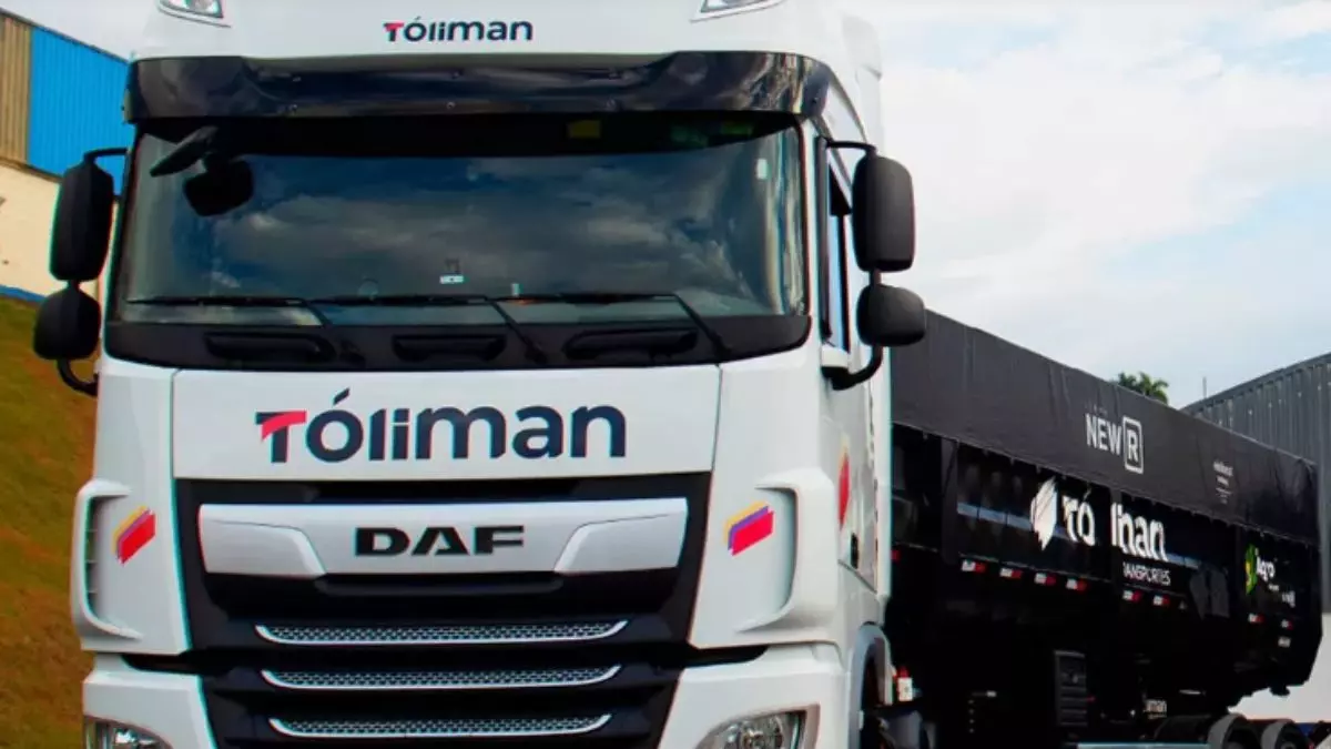 A foto mostra uma carreta da Toliman Transportes