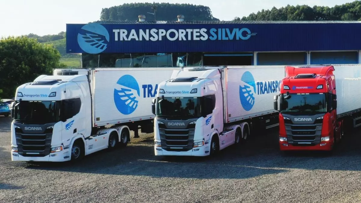 A foto mostra uma frota de carretas da Transportes Silvio