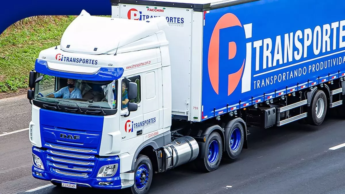 A foto mostra uma carreta da PI Transportes