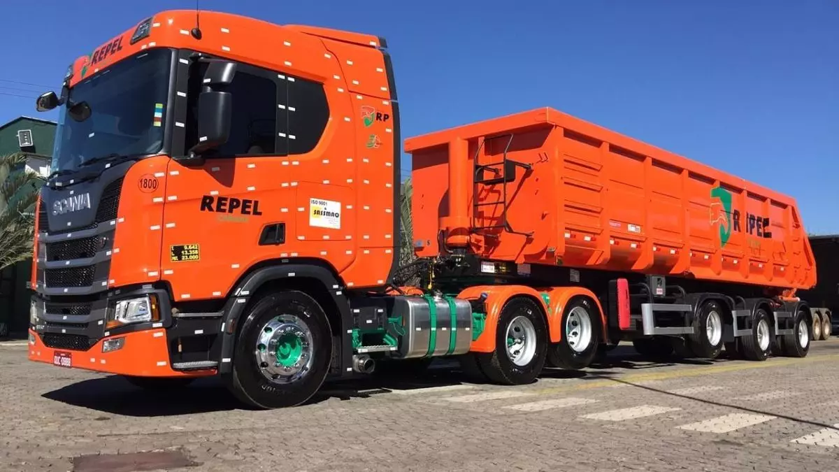 A foto mostra uma carreta da Repel Cargas