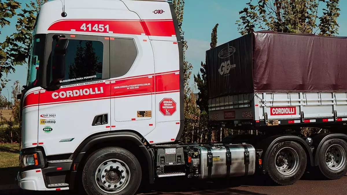A foto mostra uma carreta graneleira da Cordiolli Transportes
