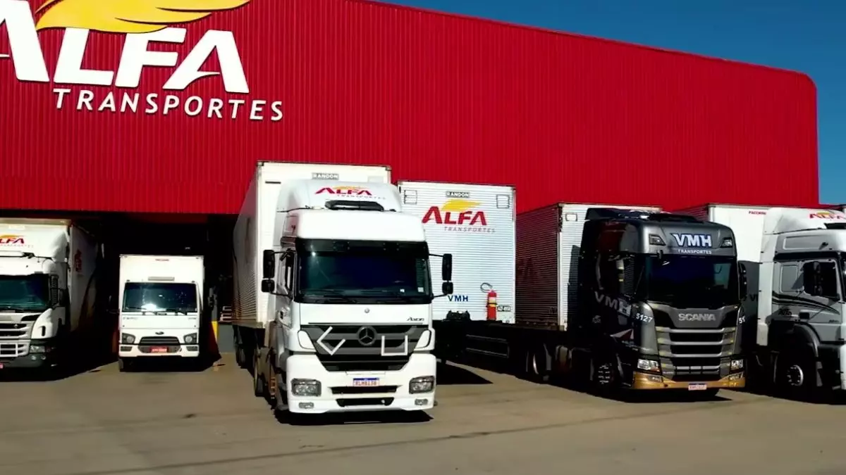 A foto mostra uma frota de caminhões da Alfa Transportes