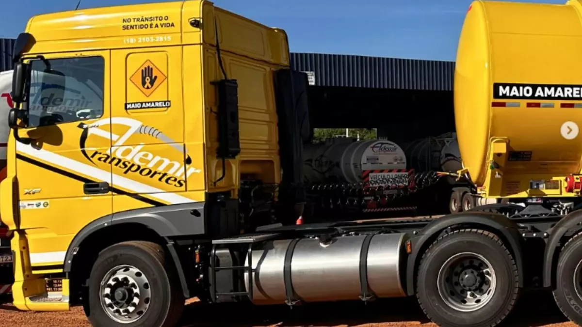 A foto mostra uma carreta da Ademir Transportes