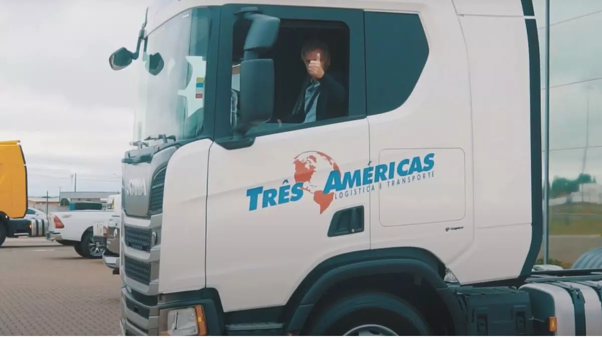 A foto mostra um caminhão da Três Américas Logística e Transporte