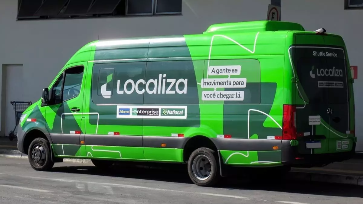 A foto mostra uma van da Localiza