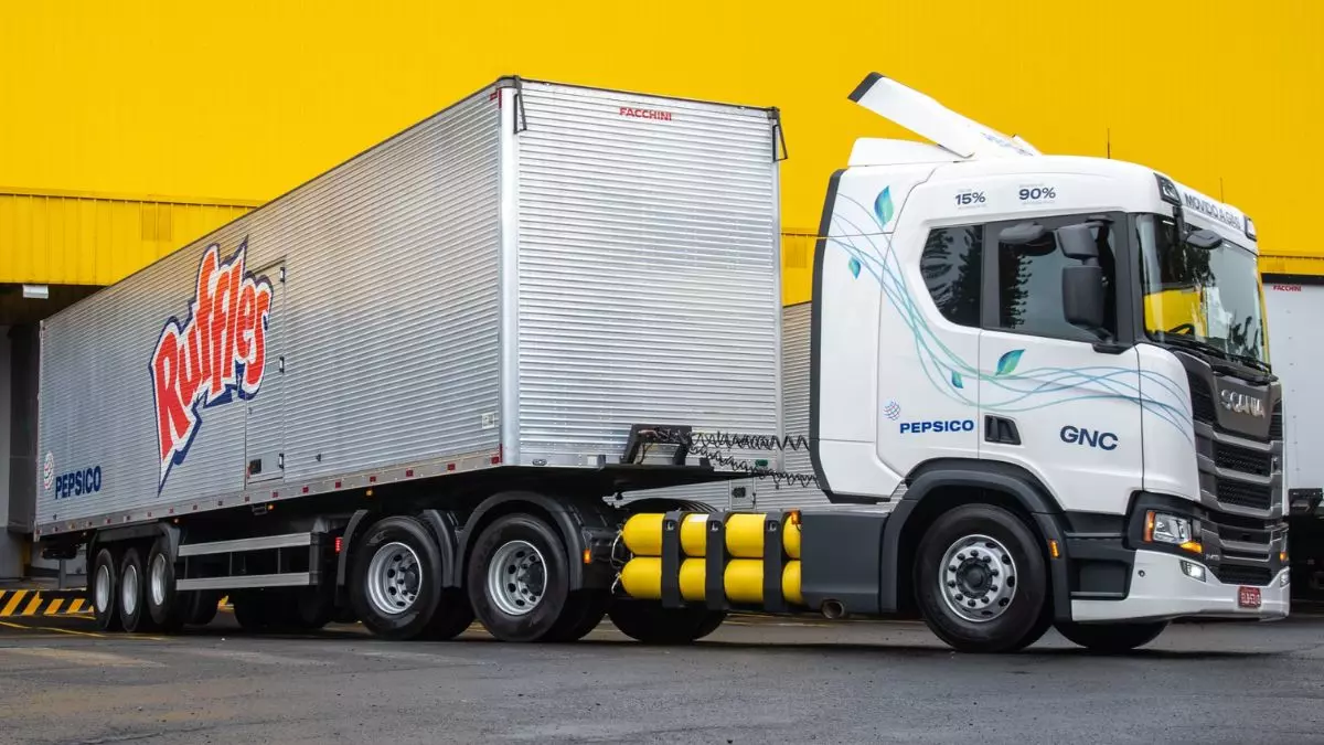A foto mostra uma carreta da Pepsico