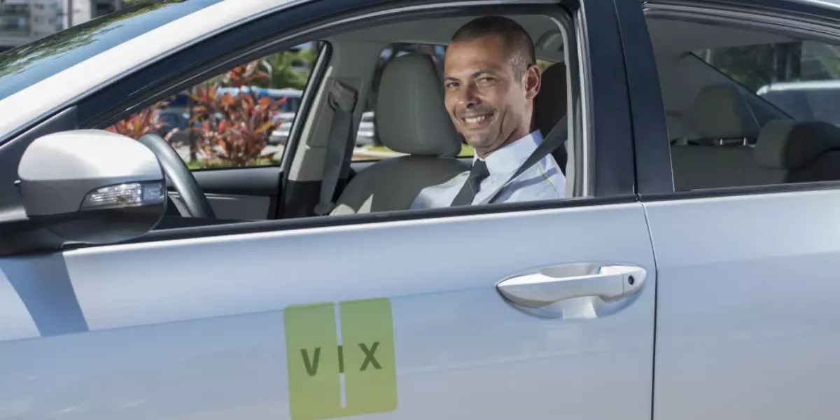 A foto mostra um carro e um motorista da VIX Logística