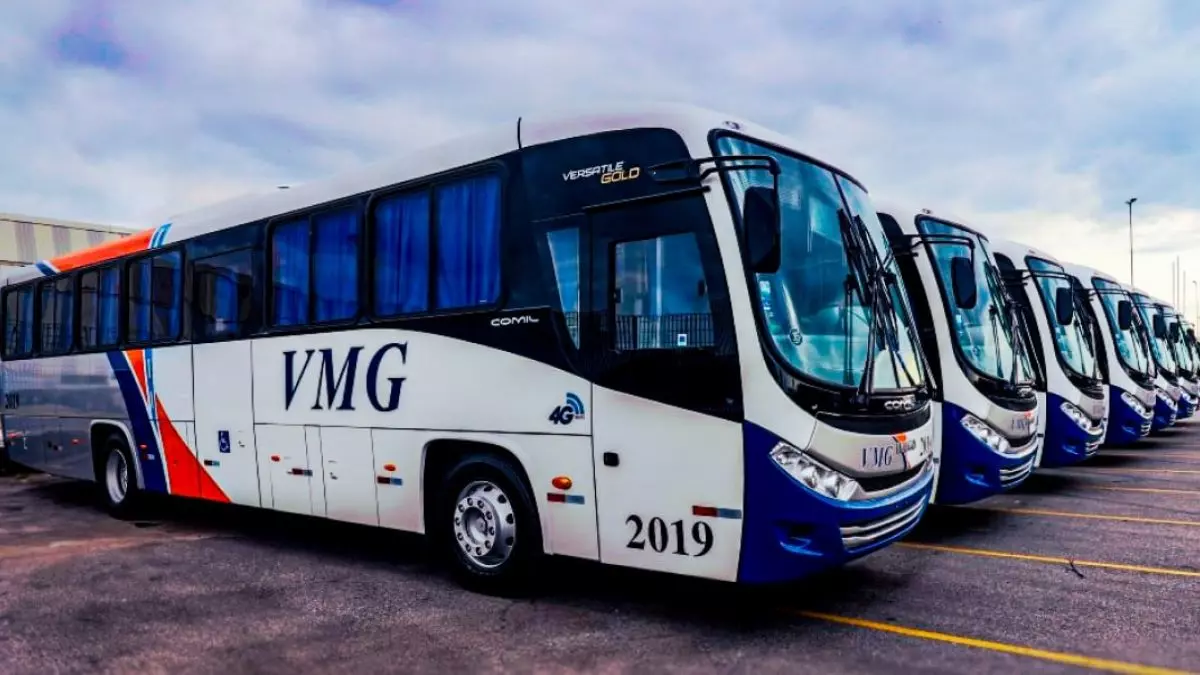 A foto mostra uma frota de ônibus da VMG - Viação Minas Gerais