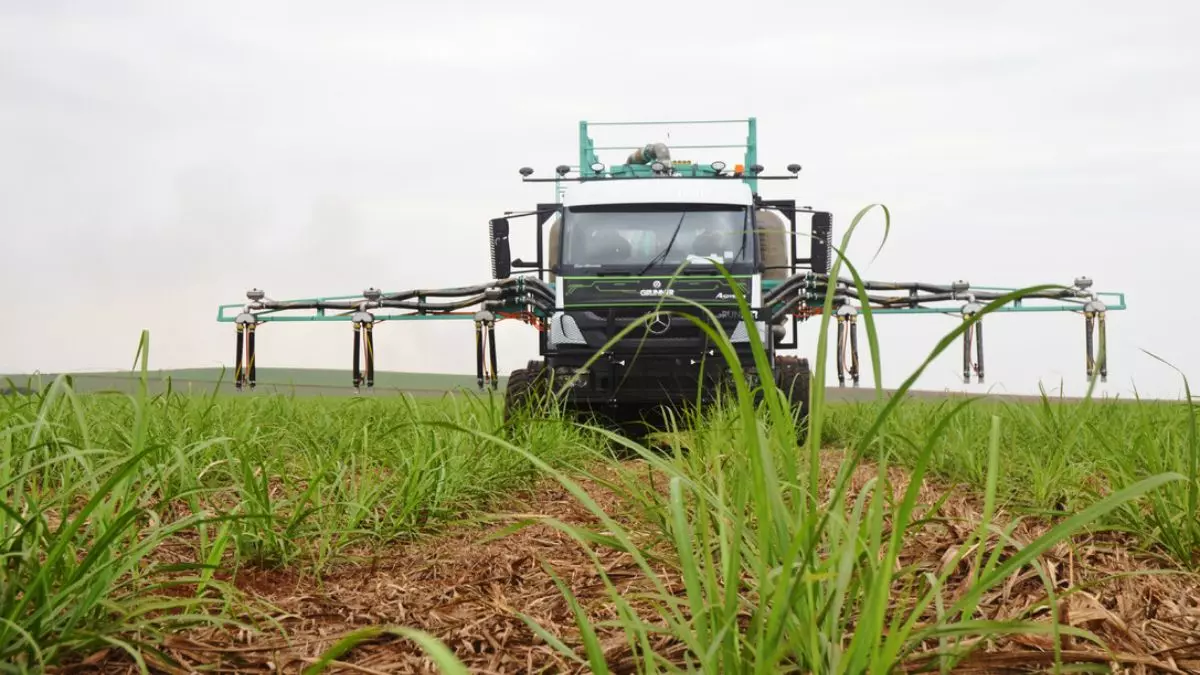 A foto mostra um caminhão de aplicação de insumos da Novamérica