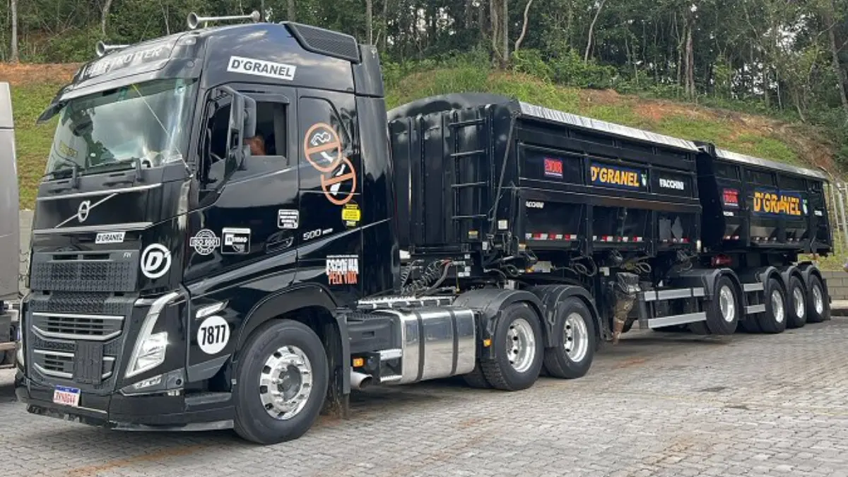 Caminhão da frota da empresa D’Granel