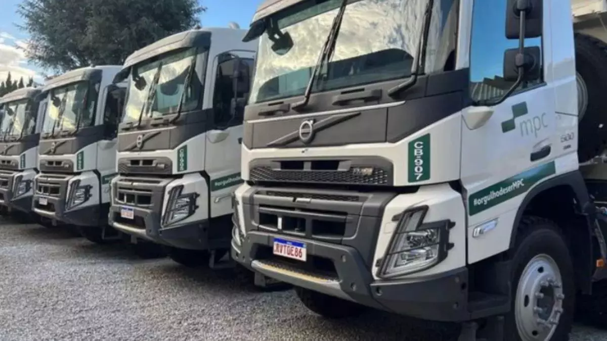 Frota de caminhão da empresa MPC