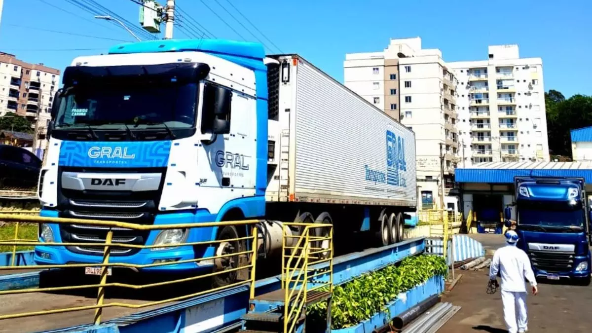 A foto mostra uma carreta da Transportes Gral
