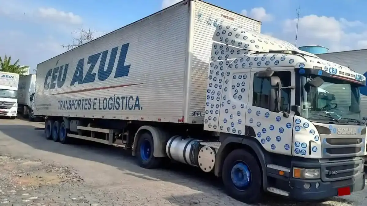 Caminhão da empresa Céu Azul Transportes