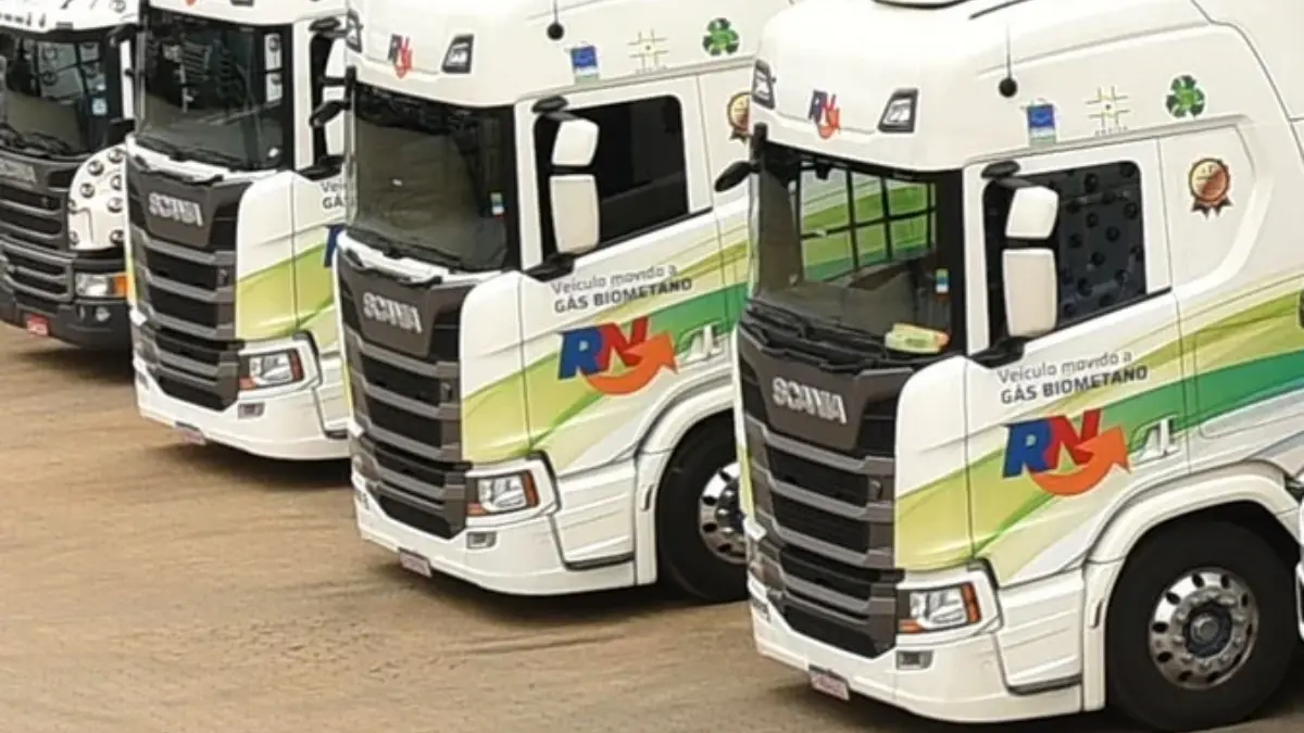 Frota de caminhão da empresa RN Logística